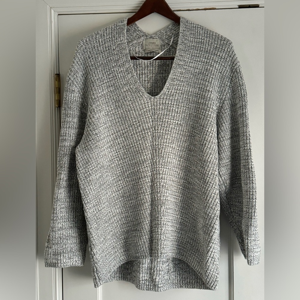 URBAN OUTFITTERS CHUNKY KNIT V-NECK SWEATER NWOT